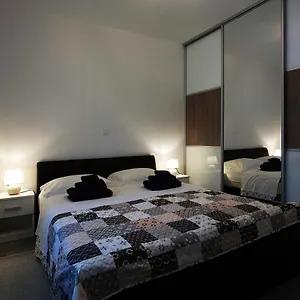 Deluxe Joia With Balcony On The Bacvice, Free Parking, Old Town, Near Ferry Port Apartment